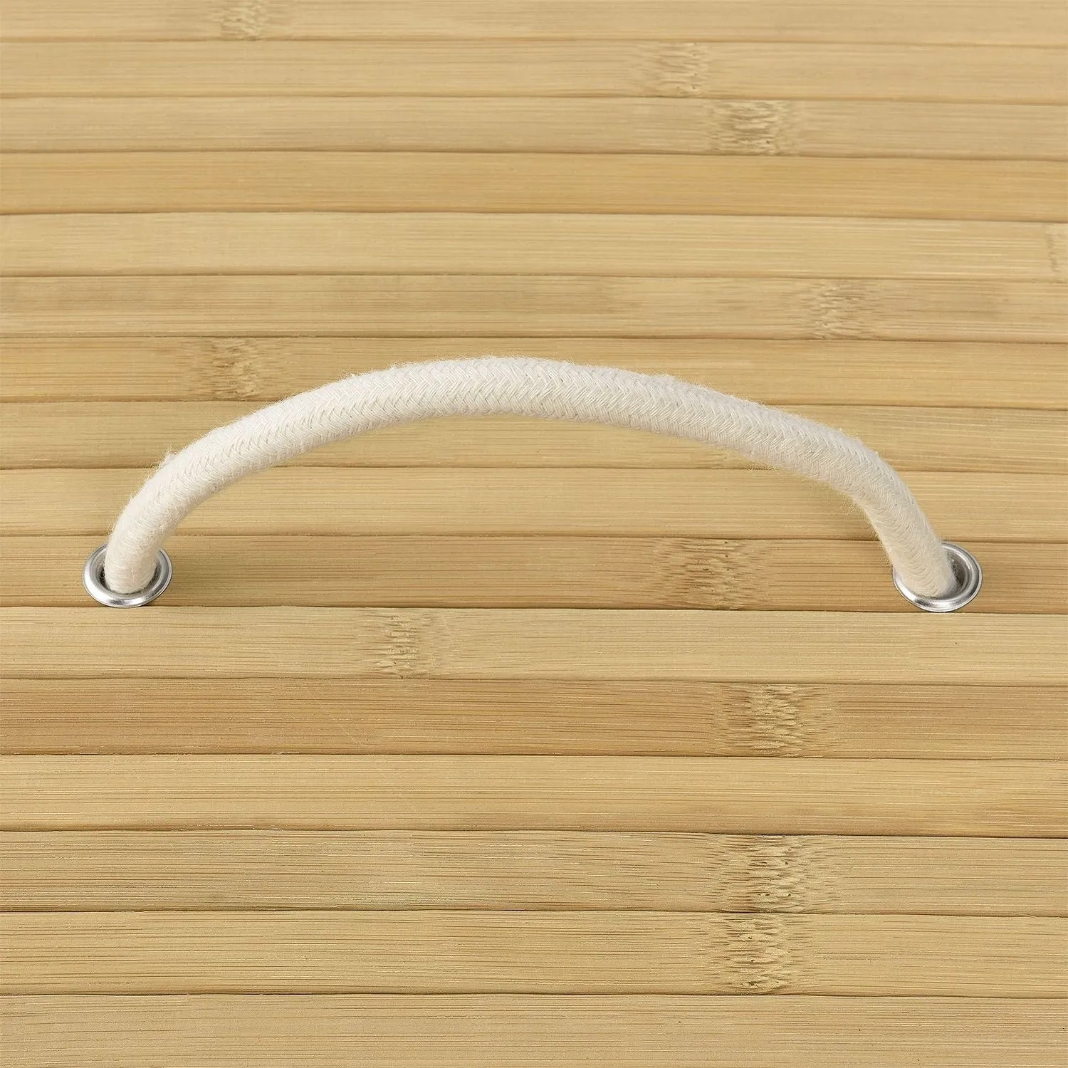 Detailaufnahme: Tragegriff des Bambus Wäschekorbs Curly, Natur.