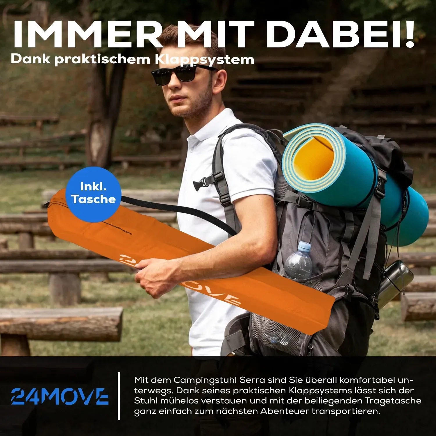Mann mit orangefarbenem 24Move Campingstuhl in Tragetasche. Faltbarer Klappstuhl für Outdoor-Aktivitäten.