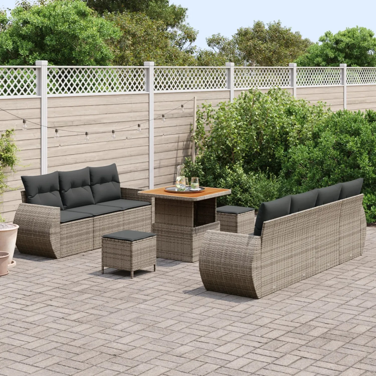 Graues 10-tlg. Garten-Sofa-Set aus Poly Rattan mit Tisch und Hockern für den Außenbereich.