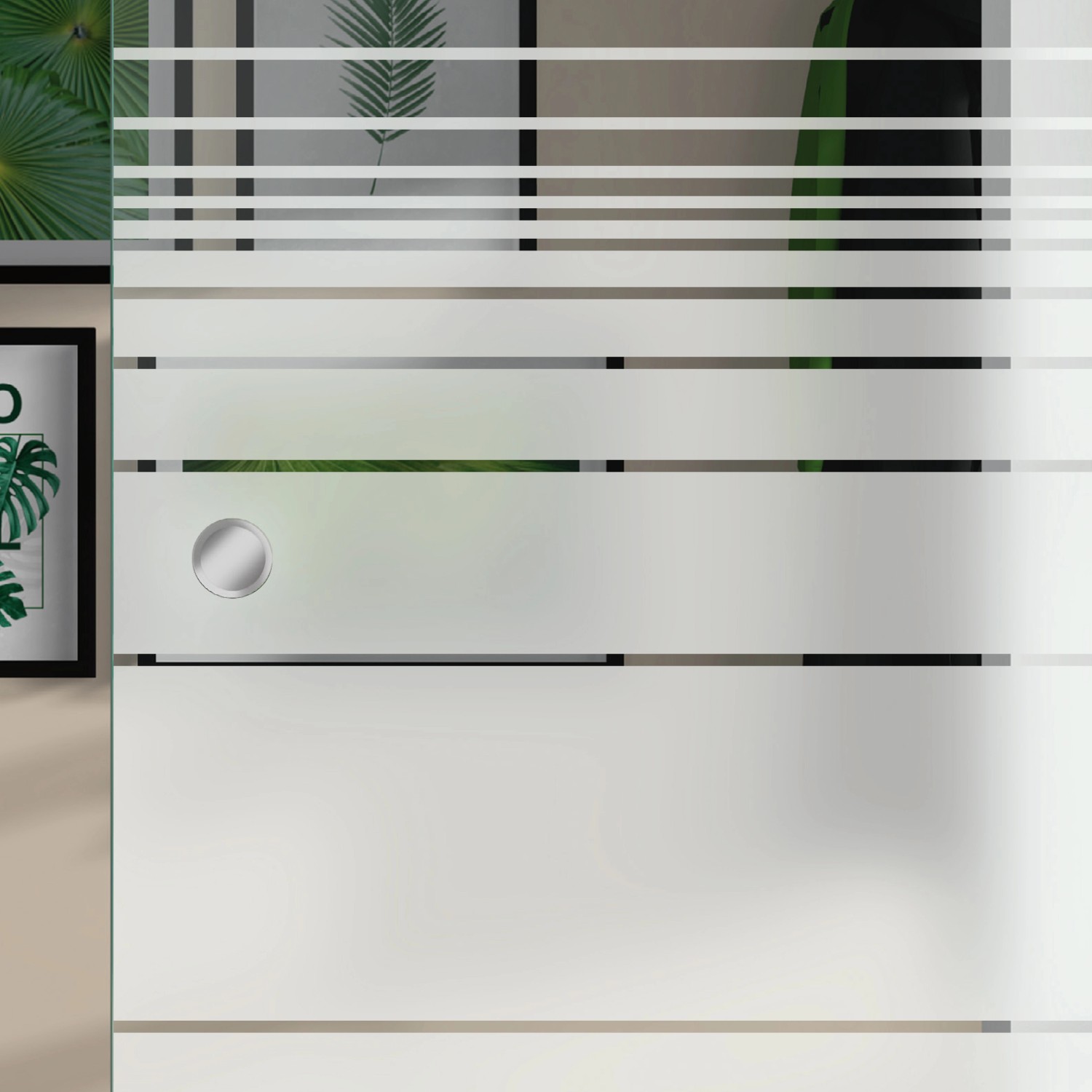 Glasschiebetür mit Siebdruck Dekor, horizontalen Streifen und rundem Griff. Glastür für Innenräume.