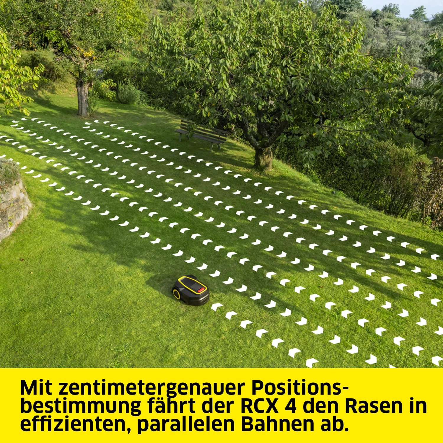 Kärcher RCX 4 Mähroboter bei der Rasenpflege in parallelen Bahnen auf einer Rasenfläche.