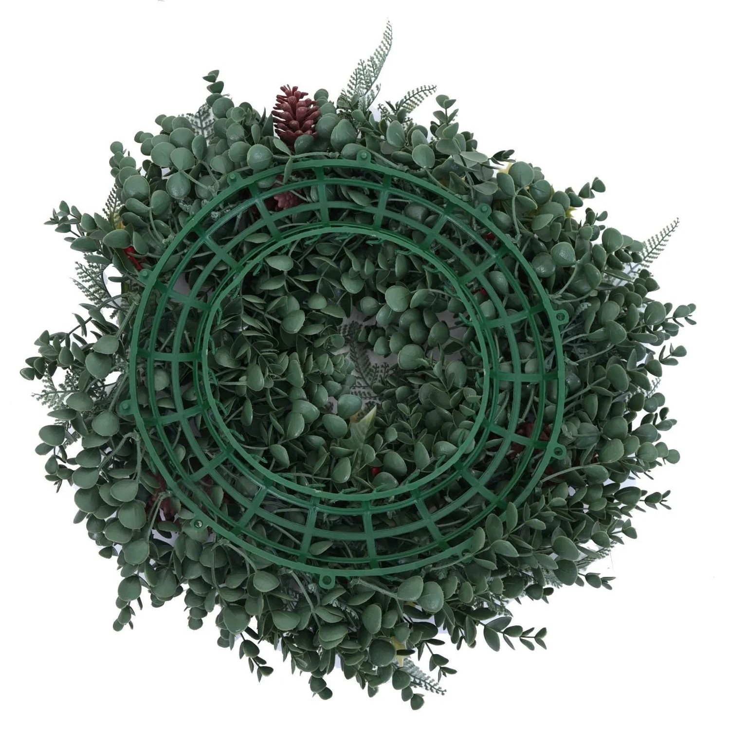 Rückseite eines grünen künstlichen Weihnachtskranzes mit roten Beeren und Zapfen, Ø 45cm.