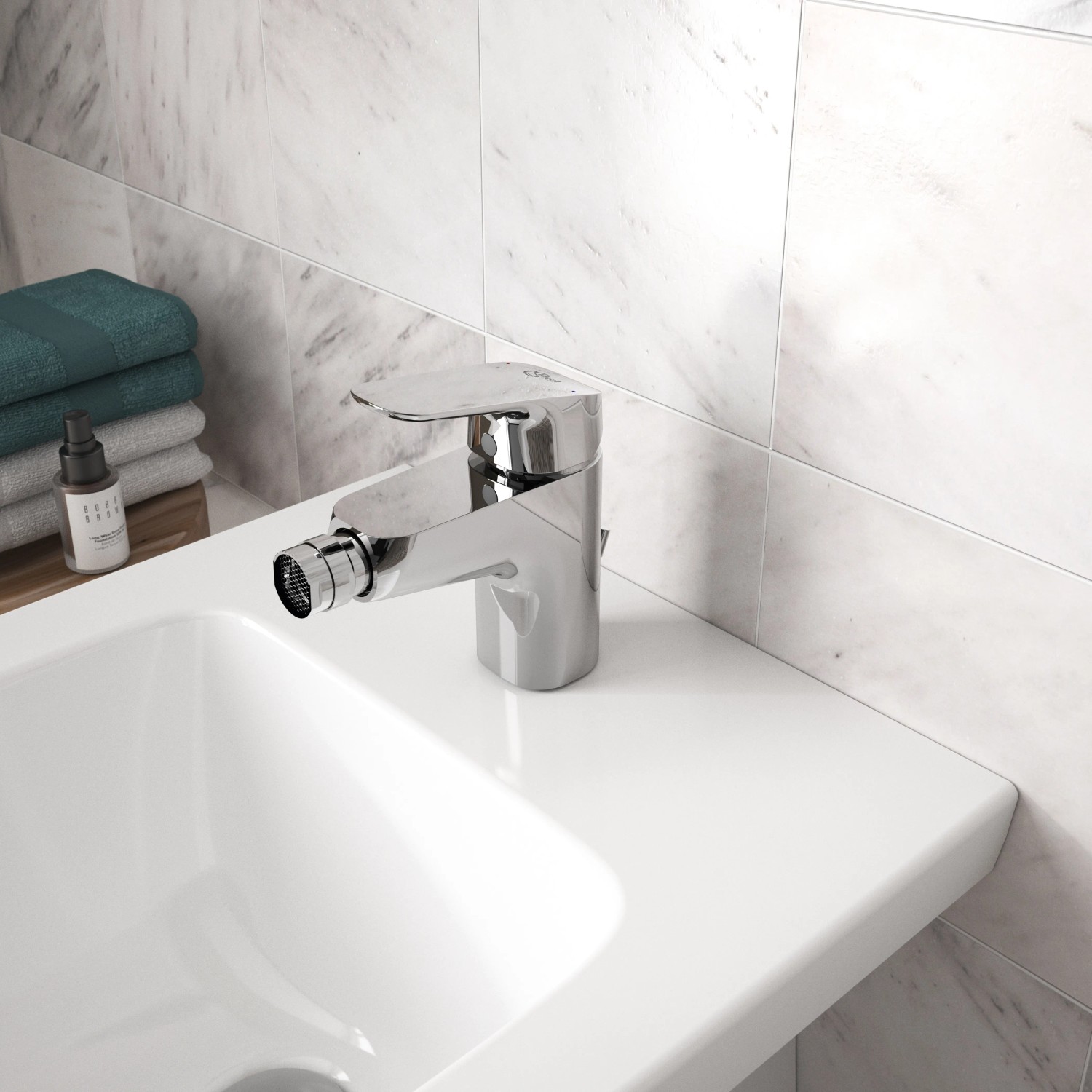Ideal Standard Ceraflex Bidetarmatur in Chrom auf einem weißen Bidet montiert.