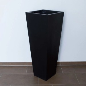 Konischer, mattschwarzer Pflanzkübel Säule (38x38x100cm) aus Fiberglas für Innen und Außen.