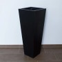 Konischer, mattschwarzer Pflanzkübel Säule (38x38x100cm) aus Fiberglas für Innen und Außen.