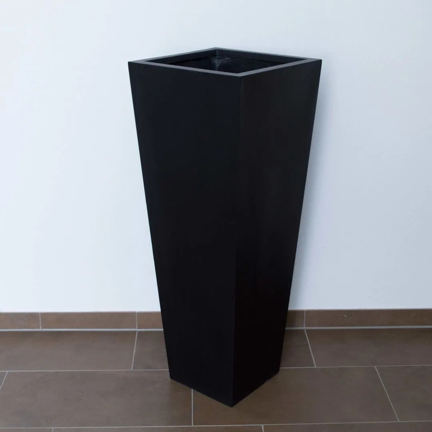 Konischer, mattschwarzer Pflanzkübel Säule (38x38x100cm) aus Fiberglas für Innen und Außen.