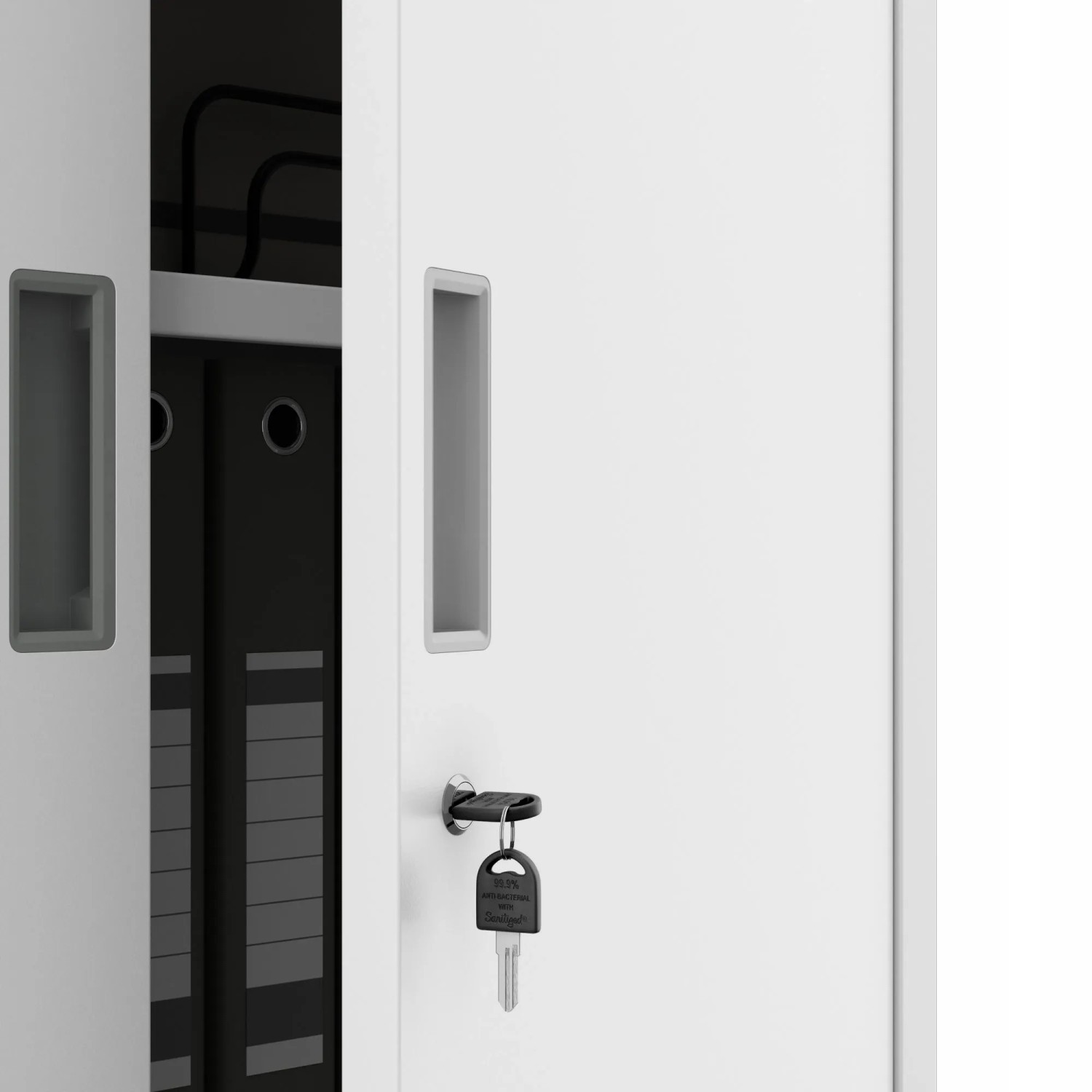 Weißer Metall-Aktenschrank mit Zylinderschloss und Schlüssel. Eine Tür ist offen, zeigt Ordner. Kompakter Büroschrank.