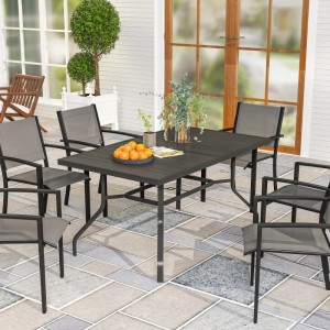 Schwarzer Outsunny Gartentisch mit Schirmloch, Stahl, 152x90x74 cm, mit Stühlen und Dekoration.