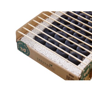 Einweg Casus Grill aus Pappe, Bambus und Lavasteinen, ideal für unterwegs.