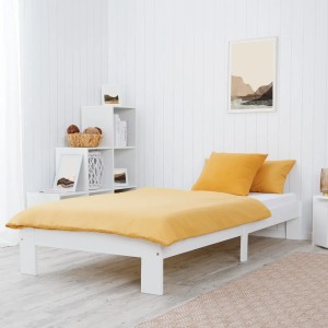 Weißes Homestyle4u Einzelbett (90x200 cm) mit Lattenrost und gelber Bettwäsche im Schlafzimmer.