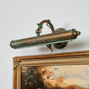 Antike Lindby Wandleuchte Kalea in Bronze, 2-flammig, zur Beleuchtung von Bildern.