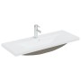 Weißes Keramik Einbauwaschbecken mit modernem Chrom-Wasserhahn. Ideal für Bad und Gäste-WC.