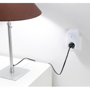Weißer Wifi Stecker Schutzkontakt mit eingestecktem Stecker einer Lampe.