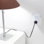 Weißer WLAN Stecker Schuko in Nutzung mit Lampe, Teil der Hausfunksteuerung.