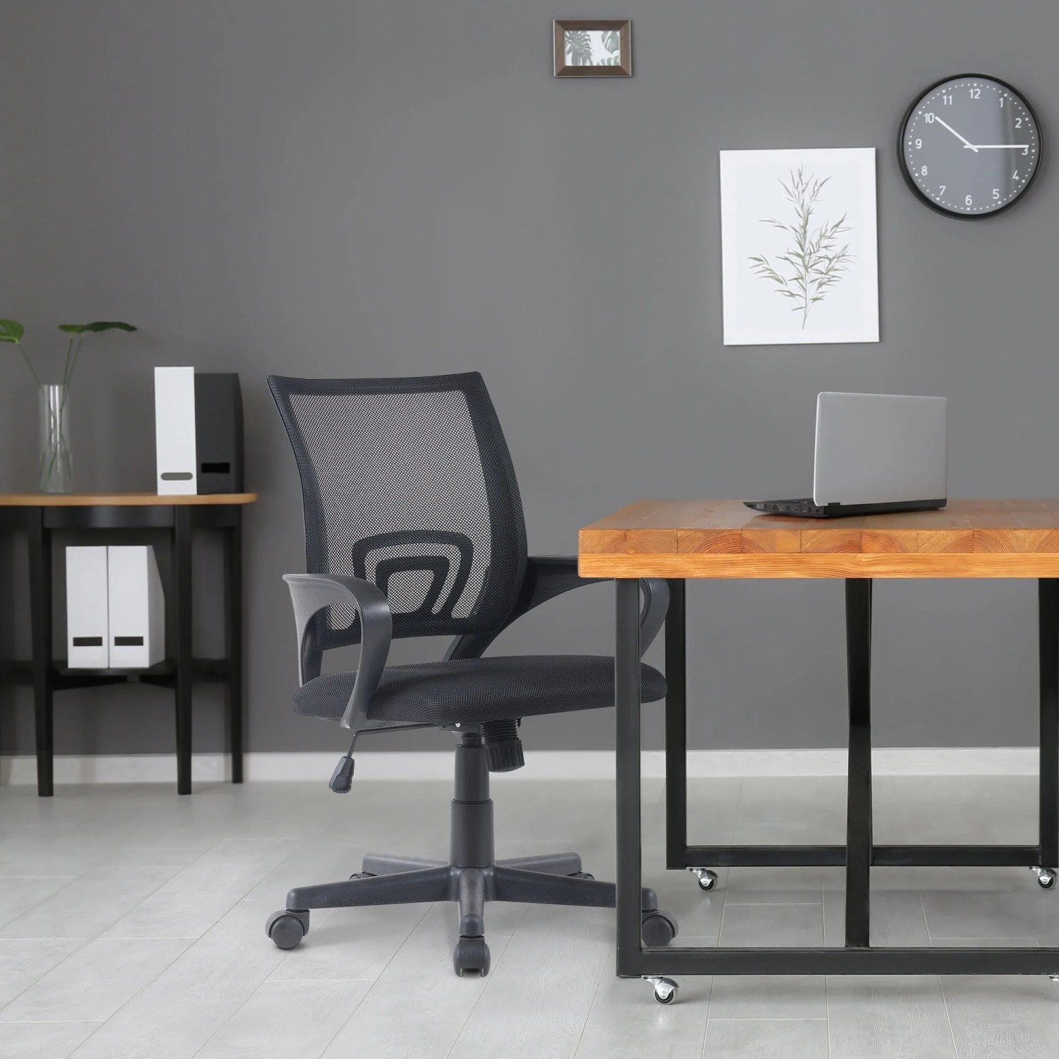 Ergonomischer, schwarzer DELUKE Bürostuhl ZEOS mit Netzbespannung und verstellbarer Höhe vor grauem Hintergrund.