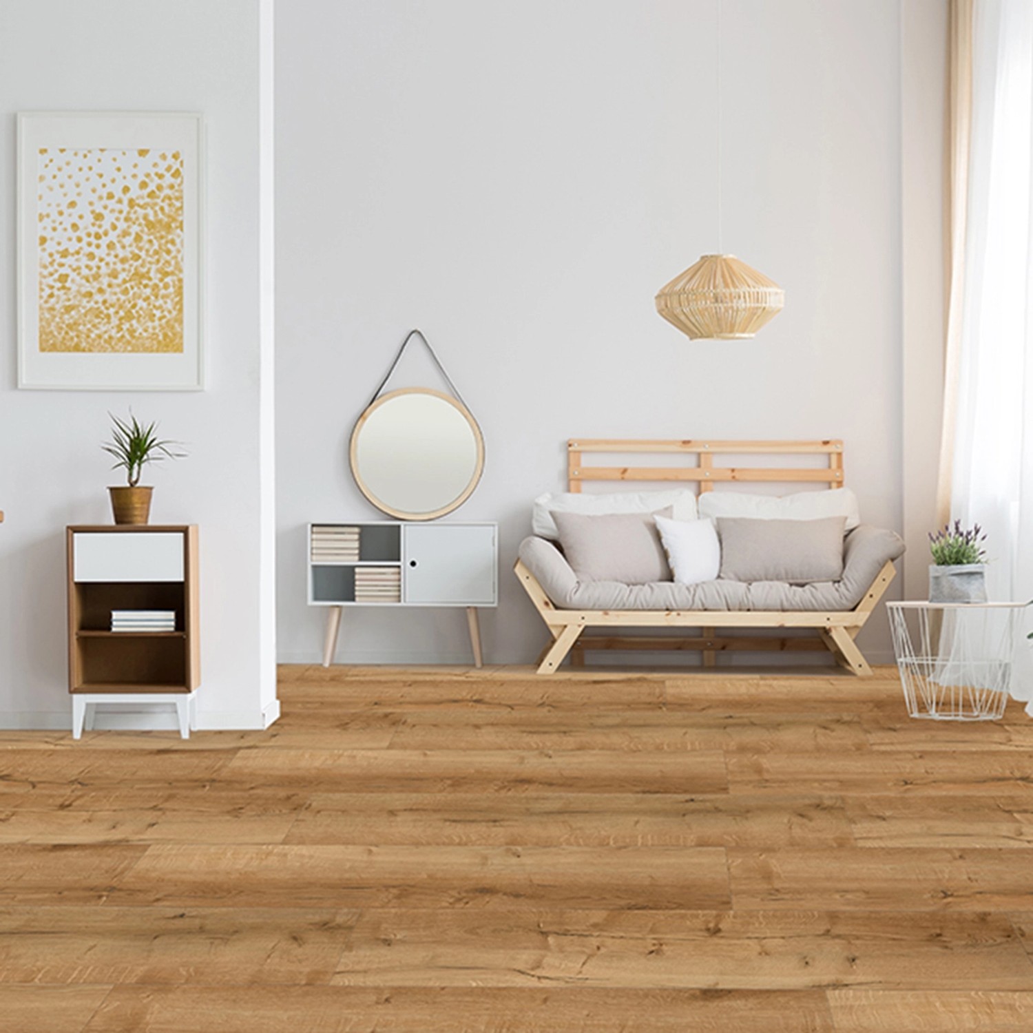 Verlegter Click-Vinylboden Eiche Cambridge in Wohnraum-Szene mit Möbeln.