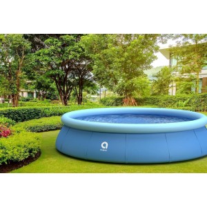 Blauer, runder Avenli Aufblaspool (420x84 cm) im Garten mit Wasserfüllung.