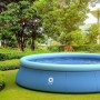 Blauer, runder Avenli Aufblaspool (420x84 cm) im Garten mit Wasserfüllung.