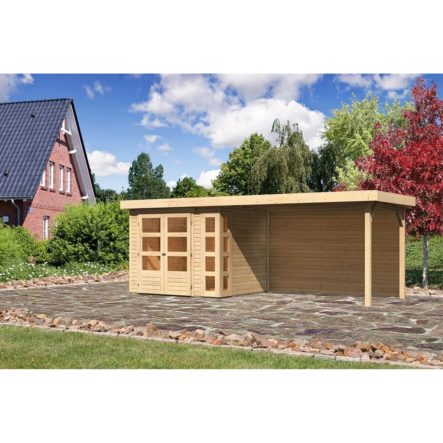 Karibu Holz-Gartenhaus Sölve, unbehandelt, mit Flachdach und Anbau im Garten.