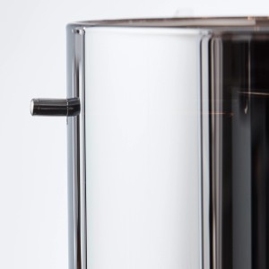 Detailaufnahme der 3-flammigen Pendelleuchte Curly von Brilliant in Chrom.