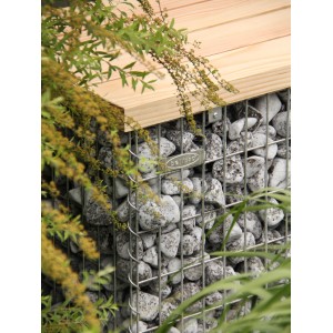 Große Gabionenbank 150 cm mit Douglasienholz-Sitzfläche und Steinfüllung im Drahtkorb.