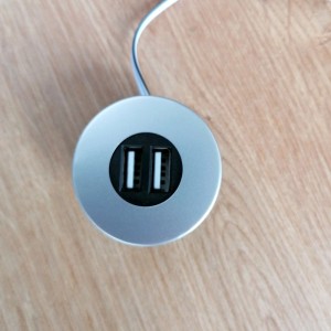 Silbergrauer Einbau USB Hub mit zwei Ladeports in Holzplatte. Ideal für Möbel, Schreibtische, Elektroinstallation.