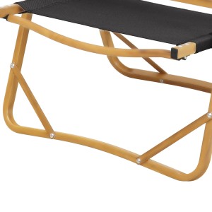 Detailaufnahme: Schwarzer Jawinio Campingstuhl mit Holzarmlehnen und Aluminiumgestell.