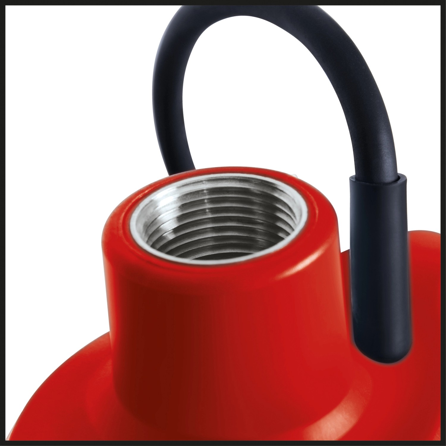 Detailaufnahme: Rote Einhell Tauchdruckpumpe GC-DW 900 N mit Schlauchanschluss.