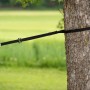 Schwarzes T-Strap Hängegurt-Set zur Befestigung einer Hängematte an einem Baum.