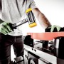 Handwerker mit Halder Schonhammer Secural (Ø 35/45 mm) in Aktion.