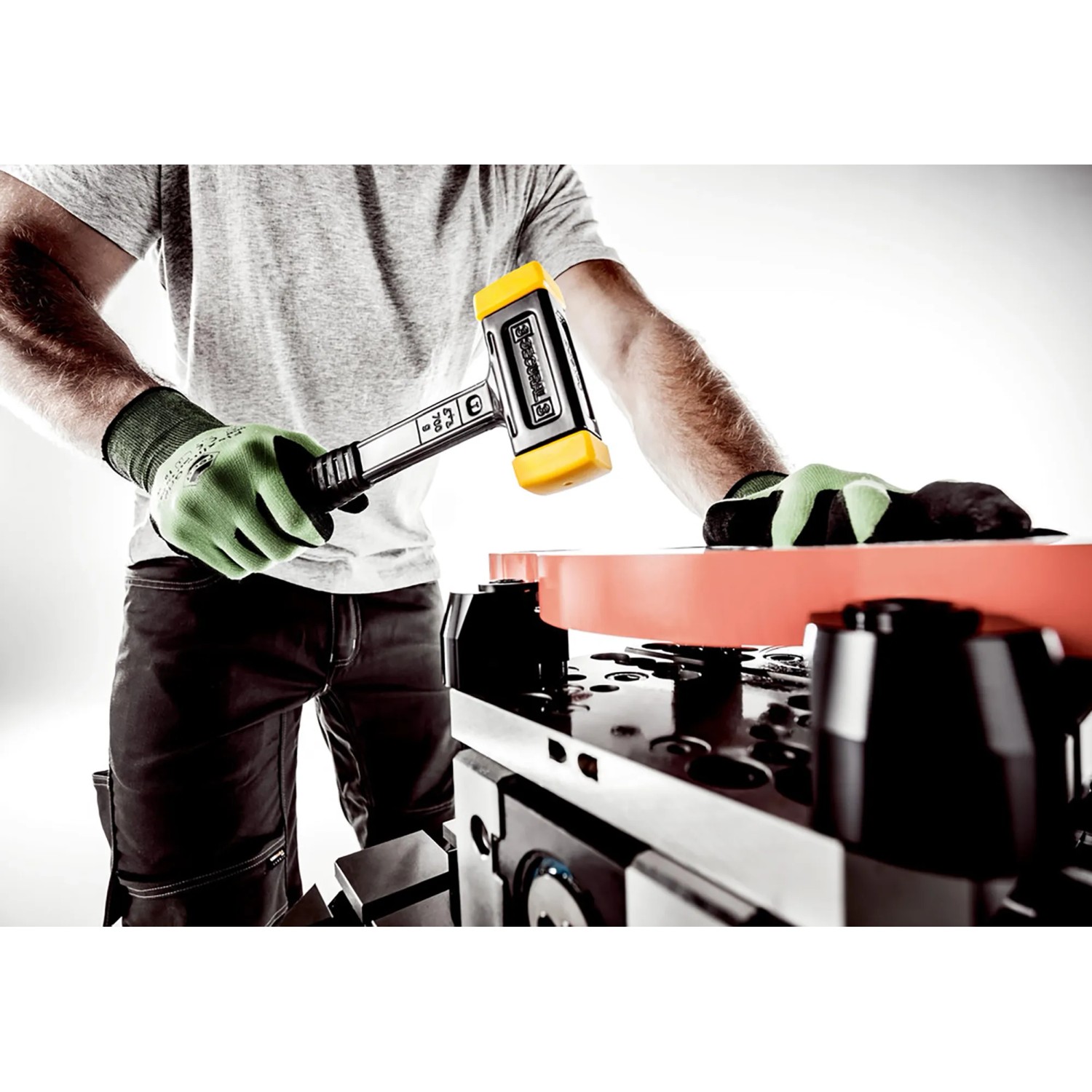 Handwerker mit Halder Schonhammer Secural (Ø 35/45 mm) in Aktion.