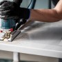 Bosch Expert Stichsäge mit T308BFP Sägeblatt schneidet laminierte Arbeitsplatte.