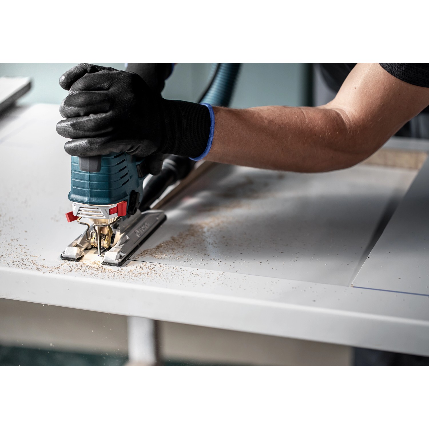 Bosch Expert Stichsäge mit T308BFP Sägeblatt schneidet laminierte Arbeitsplatte.