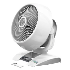 Weißer VORNADO Energy Smart Bodenventilator 6303 DC mit Fernbedienung.