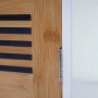 Nahaufnahme einer Bambus-Badmöbeltür mit horizontalen Lamellen und silbernem Scharnier.