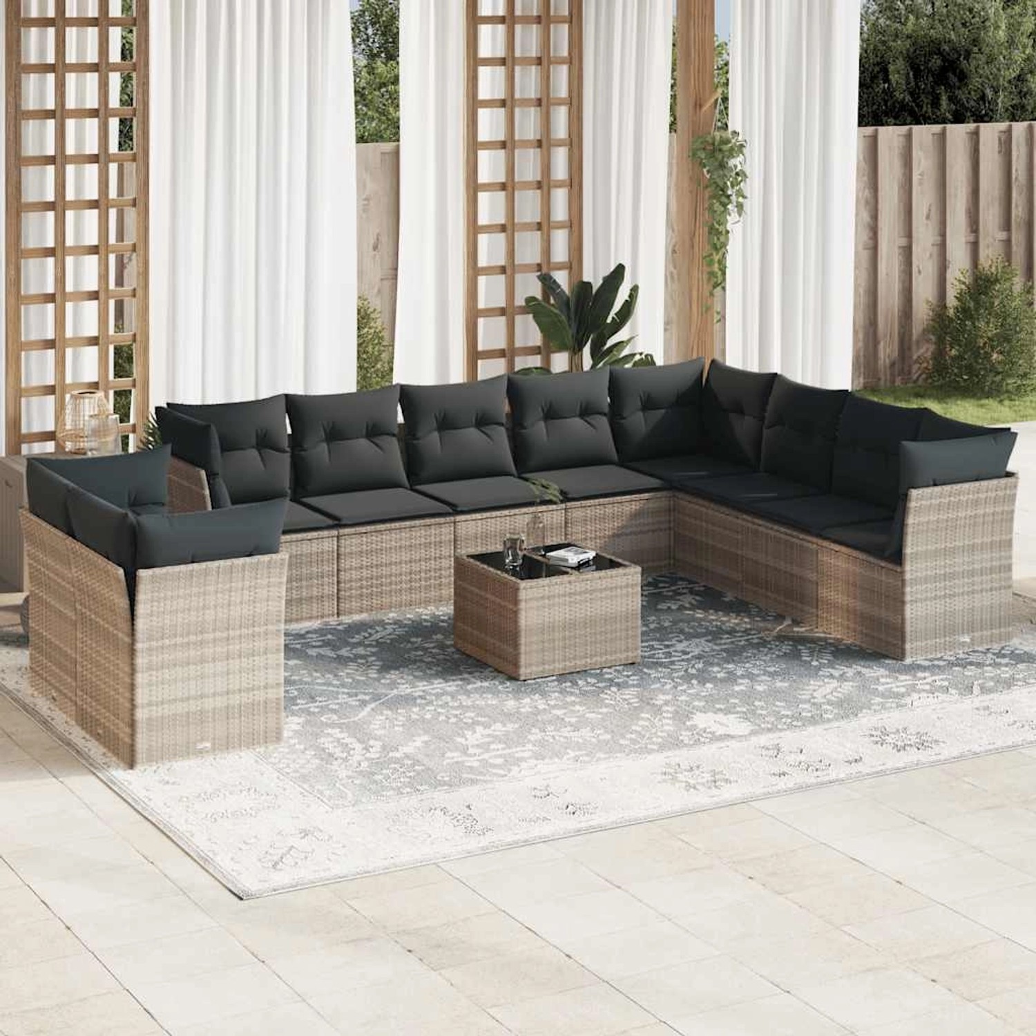 Hellgraue 11-tlg. Garten-Sofagarnitur aus Poly Rattan mit dunklen Kissen und Tisch.