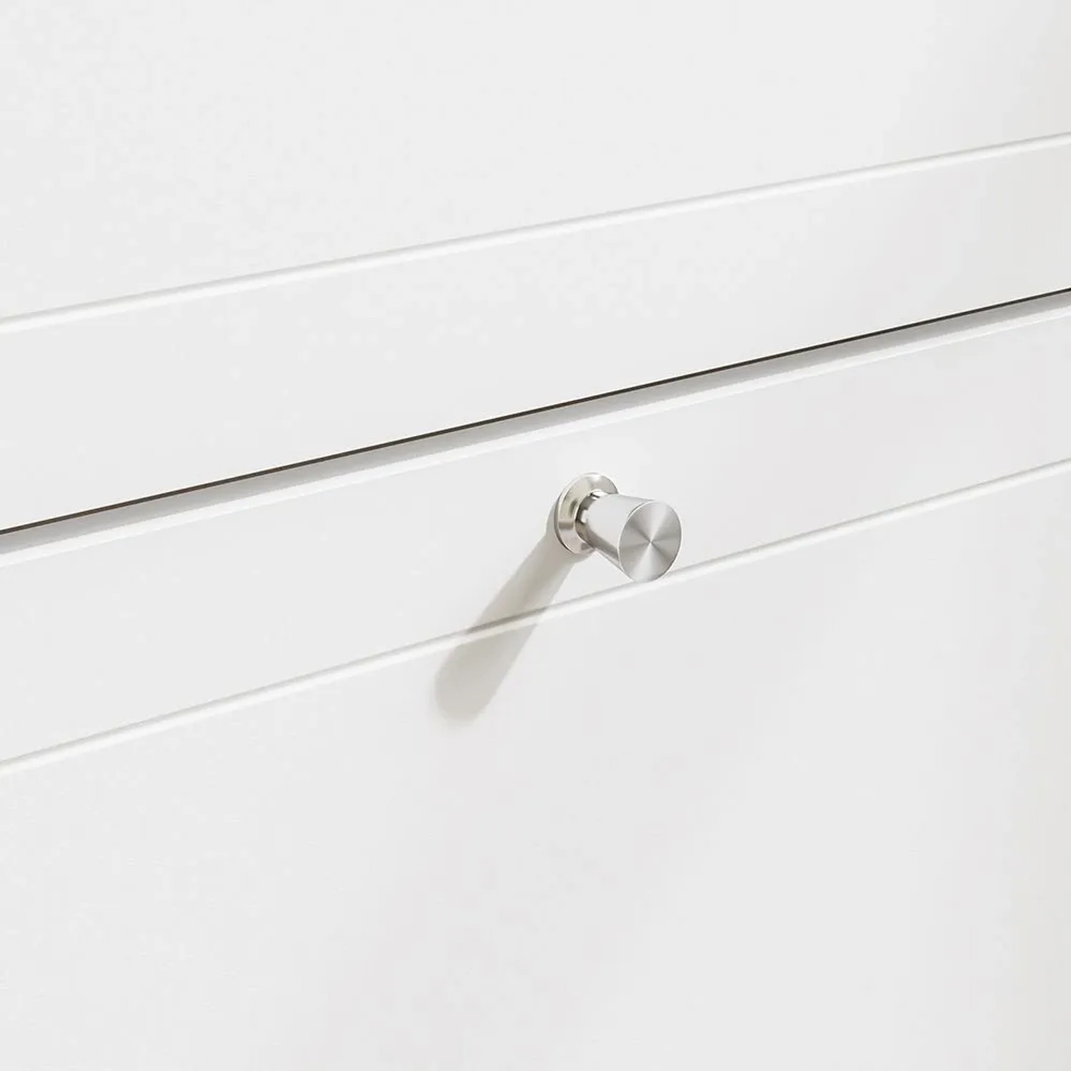 Detailaufnahme: Weißer SoBuy Schuhschrank mit silbernem Griff. Schuhkommode für Flur.