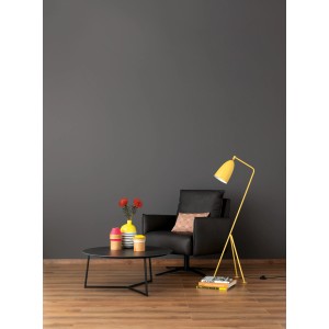 Wohnraum in Schiefergrau mit Sessel, Tisch und gelber Lampe. Schöner Wohnen Designfarben.