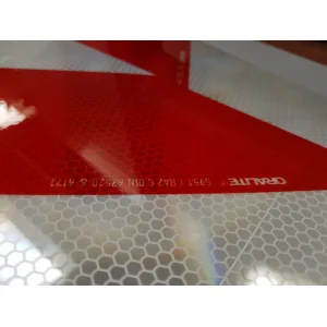 Detailaufnahme einer rot-weißen, selbstklebenden UvV Container Warnmarkierung (8 Streifen).