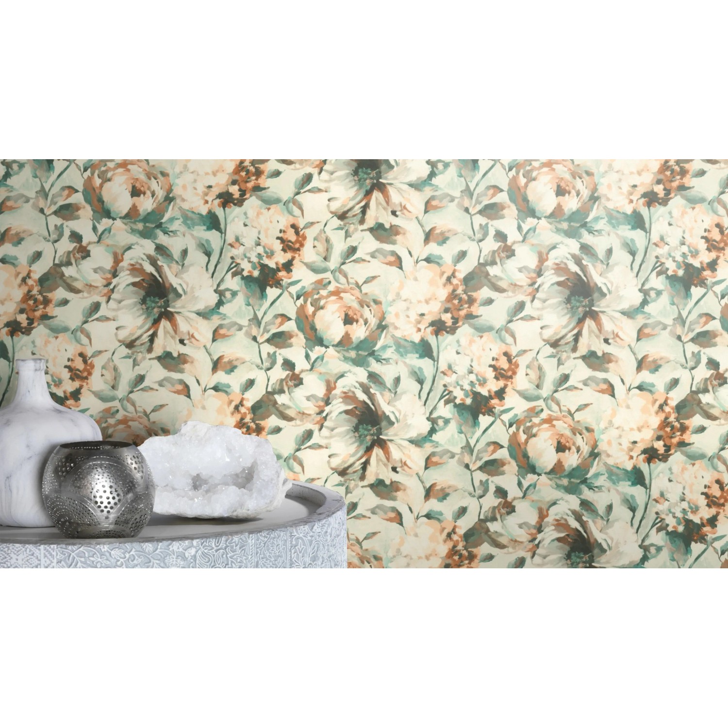 Rasch Vliestapete Florentine III mit Blumenmuster in Weiß, Braun und Grün auf hellem Grund.