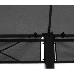 Detailaufnahme der grauen MCW Pergola Calpe 5x3m mit Seitenwand und Moskitonetz.