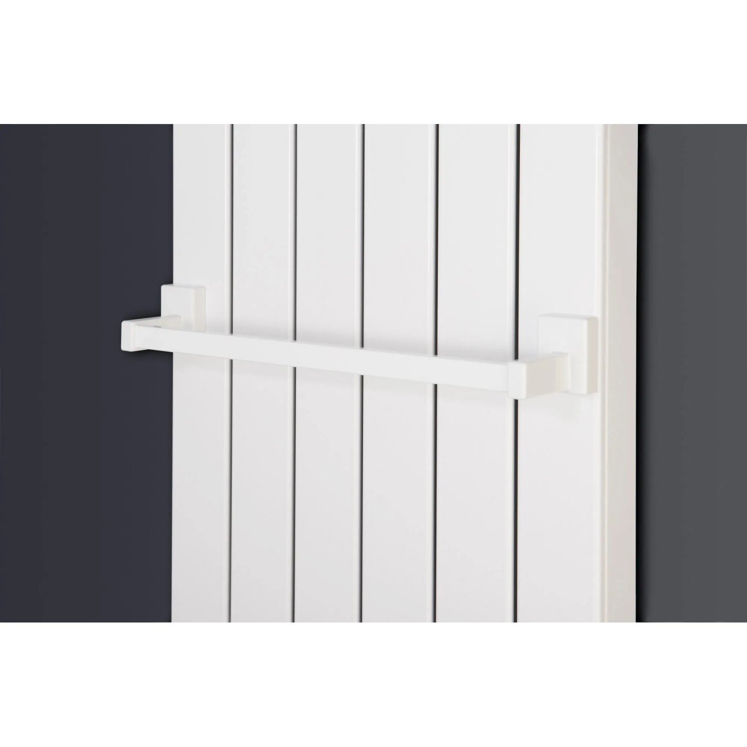 Weißer Ximax Handtuchhalter (400 mm) mit magnetischer Mittenanschluss-Befestigung am Heizkörper.