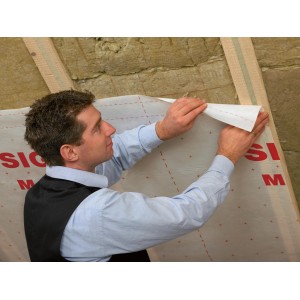 Mann verarbeitet Siga Majpell 25 Dampfbremse (1,5 m x 50 m) im Dachbereich.