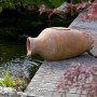 Terrakottafarbene Acqua Arte Amphora I als Teichfilter und Wasserspiel im Garten.