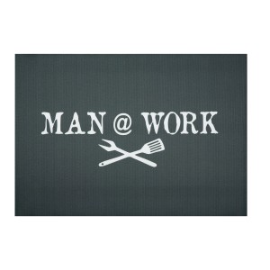 Beige Peyer Syntex Grillmatte "Man at Work" mit Grillbesteck-Motiv, 75x120 cm. Dekorativer Bodenschutz für Grillplatz.