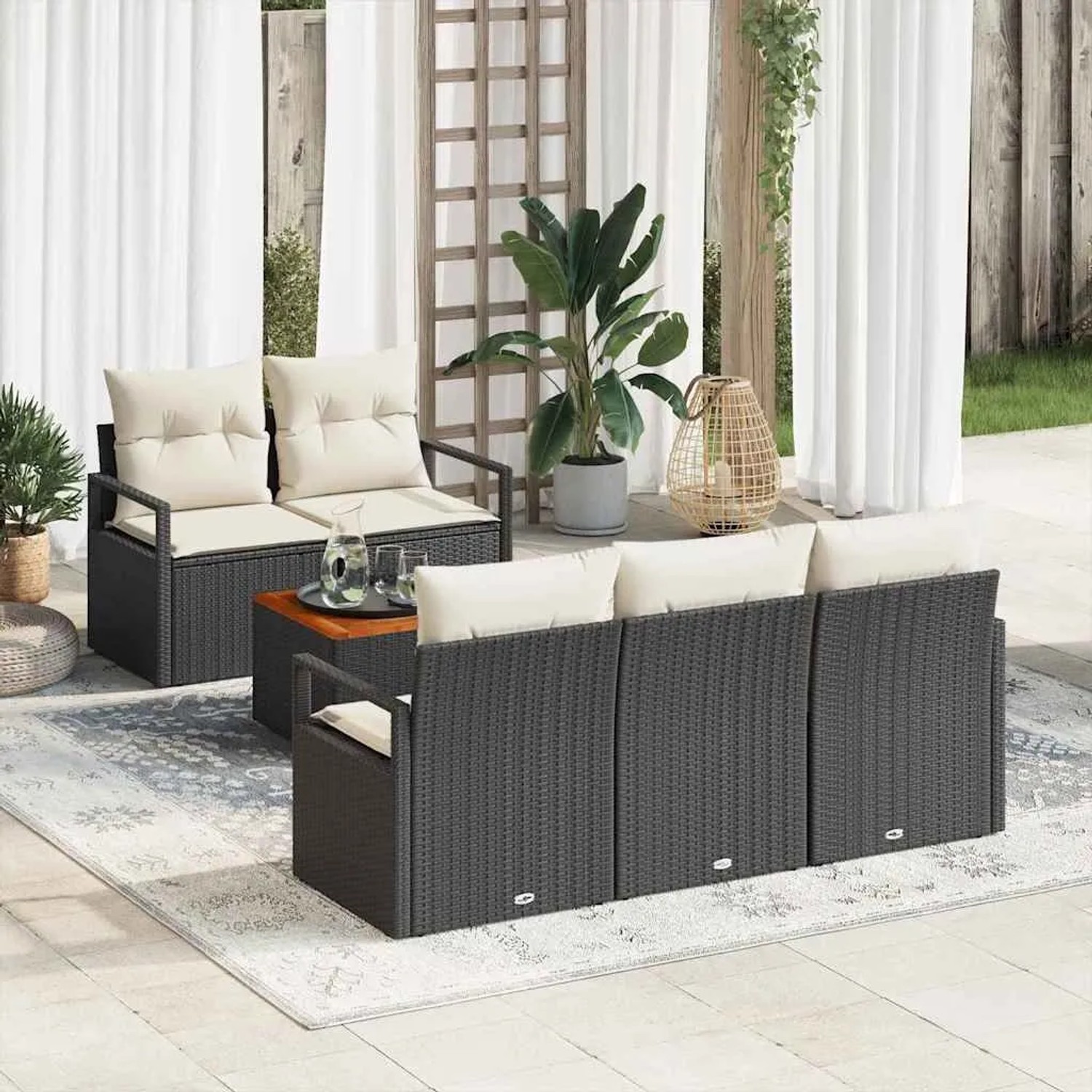 Schwarzes vidaXL Garten-Sofa-Set (6-teilig) mit Tisch und cremefarbenen Polstern auf einer Terrasse.