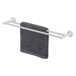 Weißer, doppelter Tiger Urban Handtuchhalter 60 cm mit grauem Handtuch.