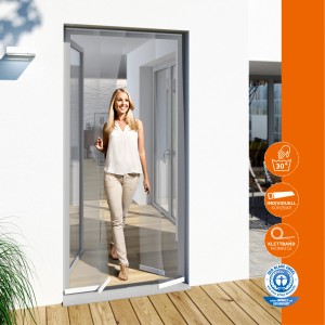 Windhager Fliegengitter Türvorhang, weiß, 100x220cm. Frau geht durch den Insektenschutz für die Tür.