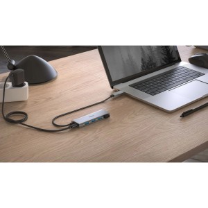 Hama USB-Hub mit 4 Ports, USB 3.2 Gen1, inkl. USB-C-Adapter und Netzteil am Laptop.