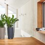 Zwei Lechuza Cilindro Color Pflanzgefäße in Schiefergrau und Grau mit Pflanzen im modernen Wohnraum.